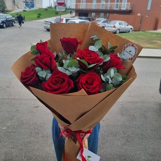 ვარდების თაიგული კრაფტში 8 ტოტი