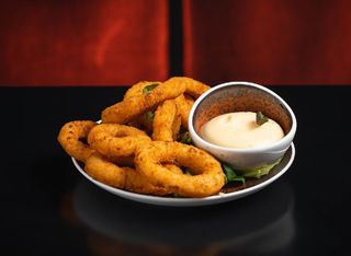 Anelli di Cipolla* con contorno di Mayonese al Tartufo Bianco