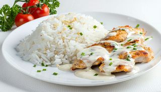 Пиле с чеснов сос