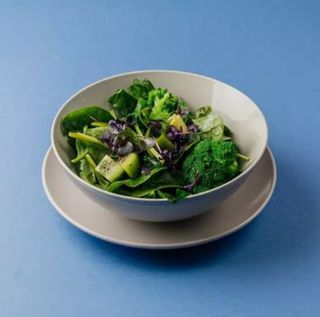 Салат из брокколи с киви и киноа