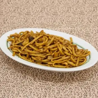 Tallarines Fritos Con Bambú Y Setas