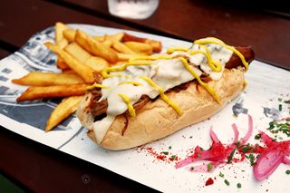 Hot dog con patatine fritte e bevanda di 33 cl