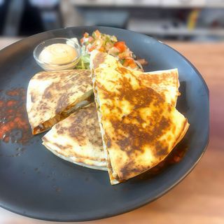 QUESADILLA DE POLLO HONEY-CHIPOTLE