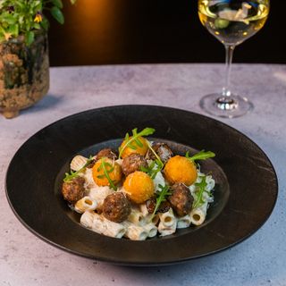 Rigatoni sa sferom od bifteka i listićima tartufa