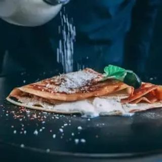 Палачони с пресни плодове, бита сметана и 100% кленов сироп