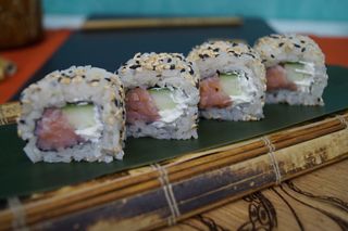 Филаделфия пушена сьомга (4бр-100гр)