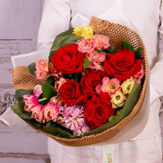 Buchet cu trandafiri rosii, lisianthus si lalele