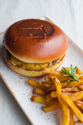 Детско меню чийзбургер с пържени картофки (300г)