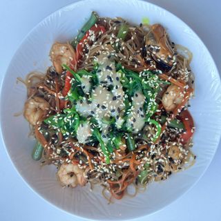 WOK з морепродуктами та хіяші (Рисова локшина)
