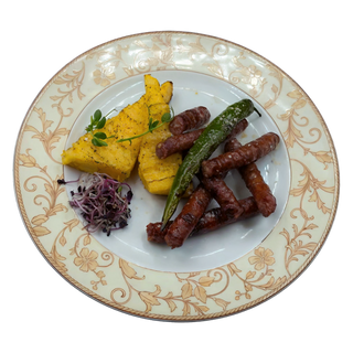 Cârnați de Pleșcoi la grill cu mamaligă și murături