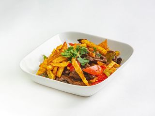 Картофель фри с мясом и овощами
