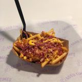 Patatas fritas con cheddar,bacon y cebolla