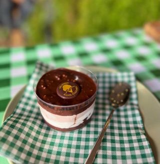 Semifreddo Con Mousse Di Panna E Cioccolato Con Croccante