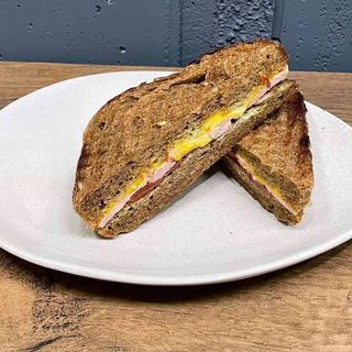 Сендвіч з шинкою та в'яленими томатами