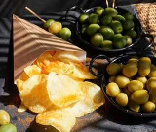Olivas y patatas chips
