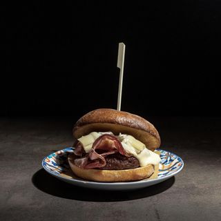 Hamburger 200 g, pomodoro, insalata, stracciata, prosciutto crudo