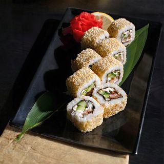 Каліфорнія з вугрем в кунжуті (220г)