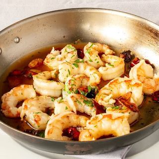 Gambas de Costa en Sartén al Ajo-Guindilla