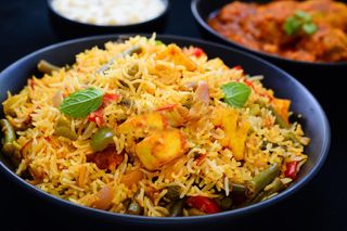 Piatto riso biryani con verdure