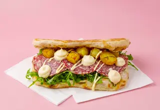 Pinsa Piegata: Salame, patate arrosto, maionese e rucola
