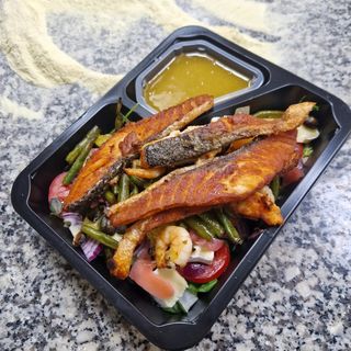 Sałatka z grillowanym łososiem i krewetkami