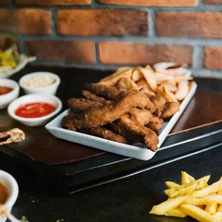 Chicken fingers i pomfrit