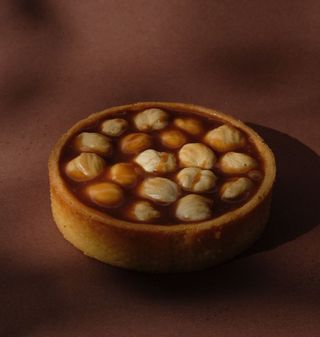 მარილიანი კარამელის ტარტი თხილით