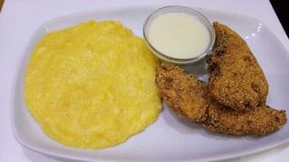 Crap file, la gratar, cu mamaliguta si mujdei