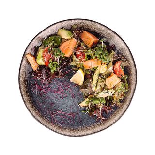 Салат з лососем слабого посолу та кіноа (260г)