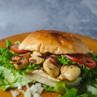 Rolovani pileći file 230 gr u lepinji