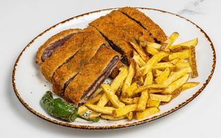 Cachopo de ternera con patatas