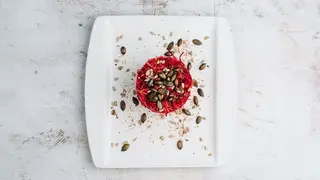 Salata sa cveklom, celerom, šargarepom i semenkama