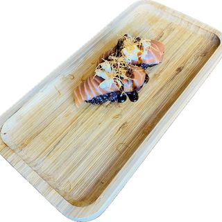 92. Nigiri De Salmon Con Quesso Y Katafi, 3 Unidades