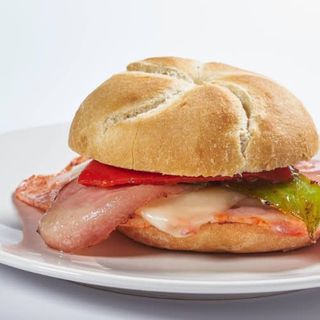 Lomo Con Queso Bacon Y Pimiento