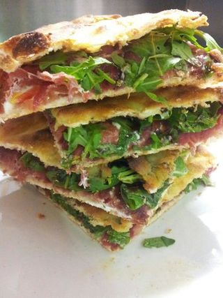 Schiacciatine bresaola, rucola e pomodoro