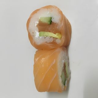 Rollito salmón, aguacate, pepino y queso (8 uds.)