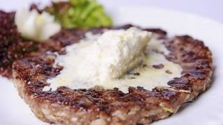 Srpska pljeskavica sa kajmakom