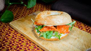 Bajgiel z wędzonym łososiem