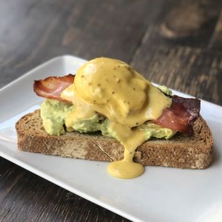 Tosta de Aguacate, Huevo Pochado, Mostaza, Lima y Bacon