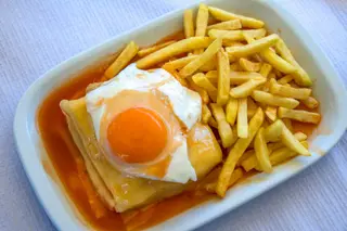 Francesinha com Ovo