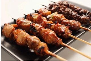 75. Brochetas De Pollo Yakitori Al Carbón (5 Uds.)