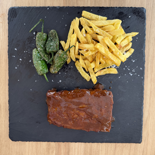 Medio costillar a la barbacoa