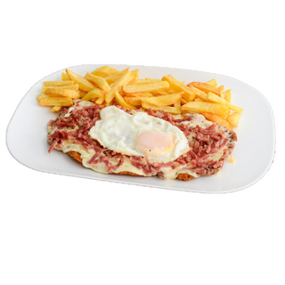 Milanesa de ternera con bacón y huevo, y patatas fritas 