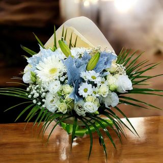 consegna Bouquet con fiori bianchi 