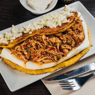 Cachapa Con Pollo Mechado Y Queso Telita