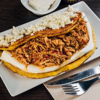 Cachapa Con Pollo Mechado Y Queso Telita