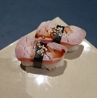 Sushi Atún Fumé (2 Piezas)