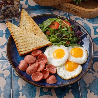 Жұмыртқа сиыр еті шұжықпен / Яйца с сарделькой