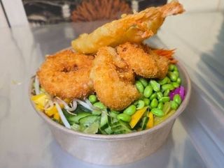 SUSHI BOWL - Krewetki i kalmary w tempurze