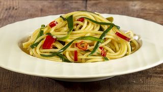 Spaghetti aglio olio peperoncino zucchine e anchois